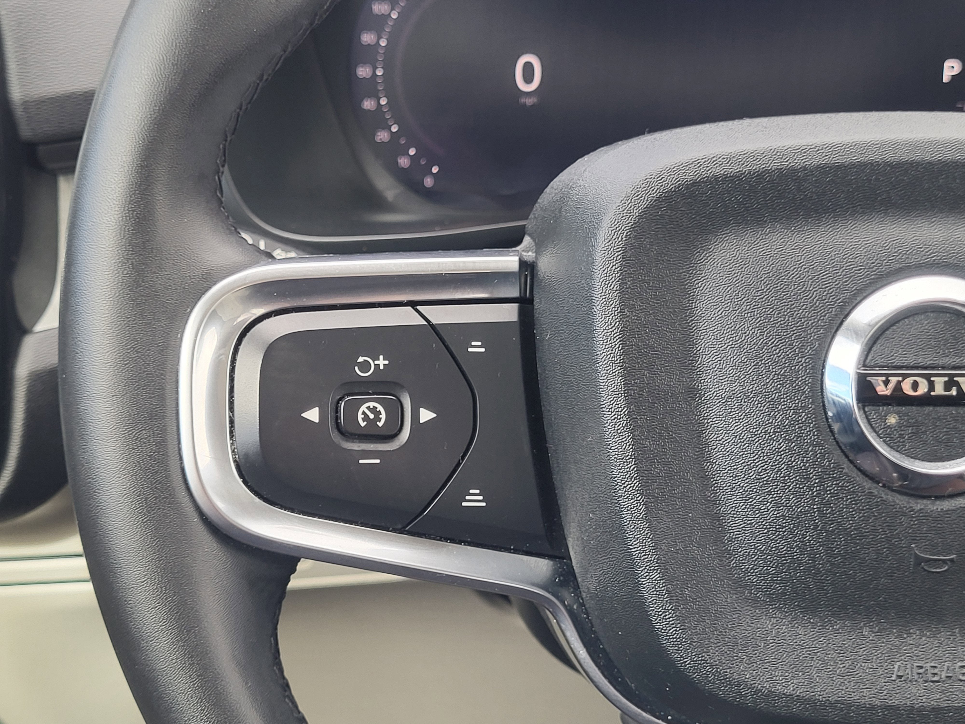 2024 Volvo XC40 B5 Plus Dark Theme