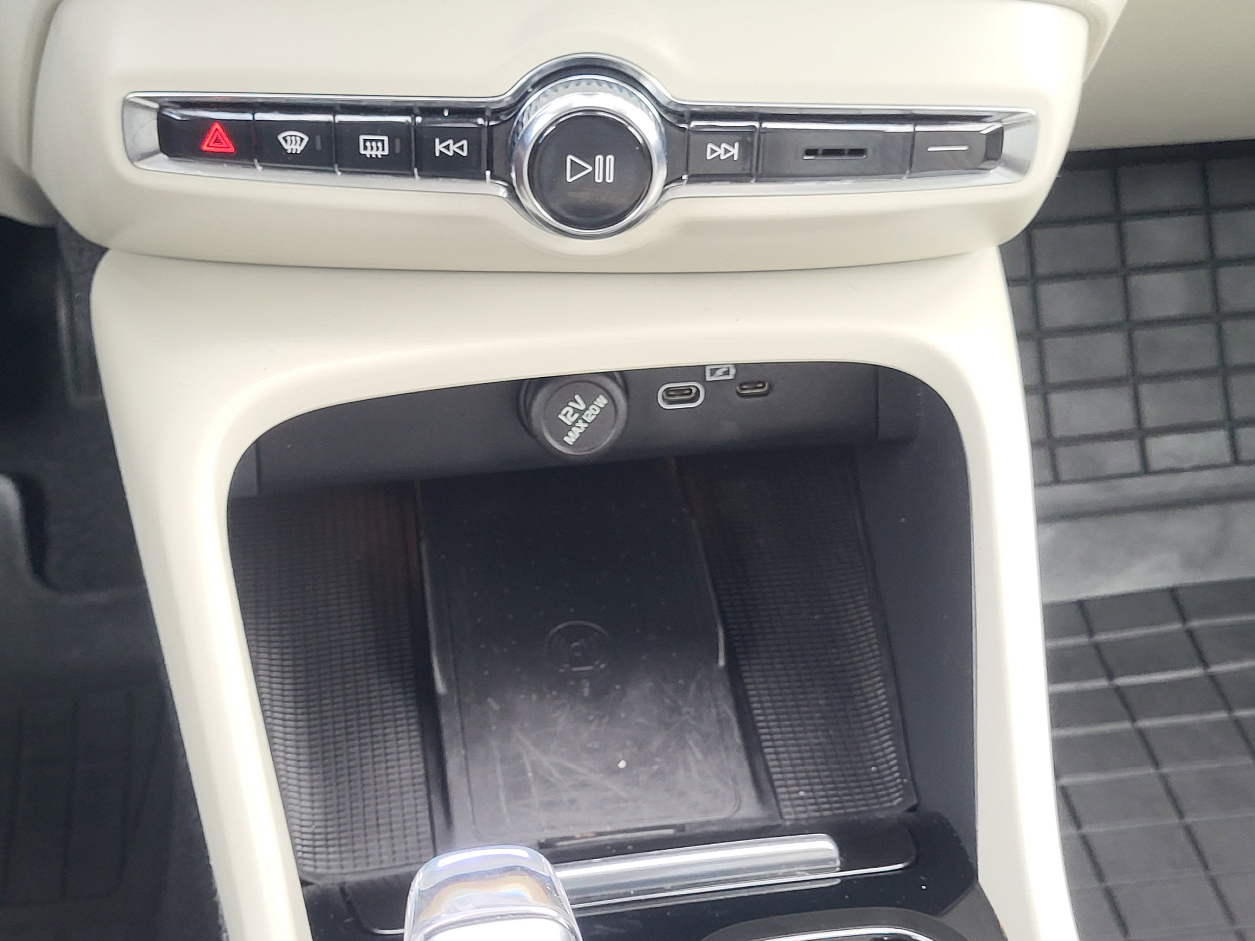 2024 Volvo XC40 B5 Plus Dark Theme