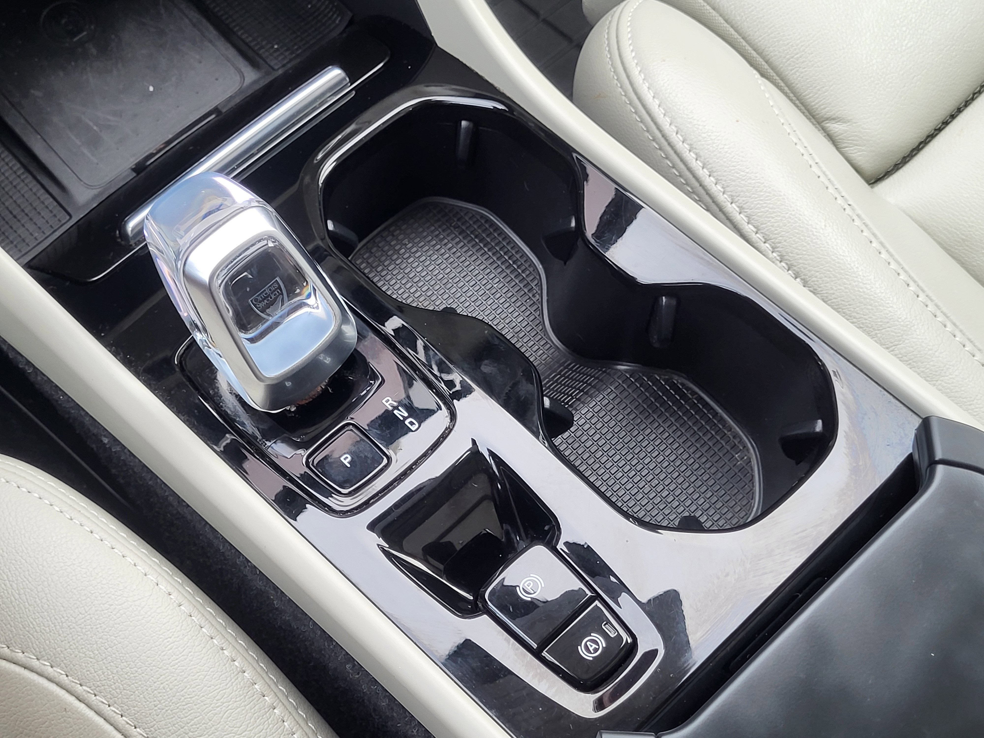 2024 Volvo XC40 B5 Plus Dark Theme