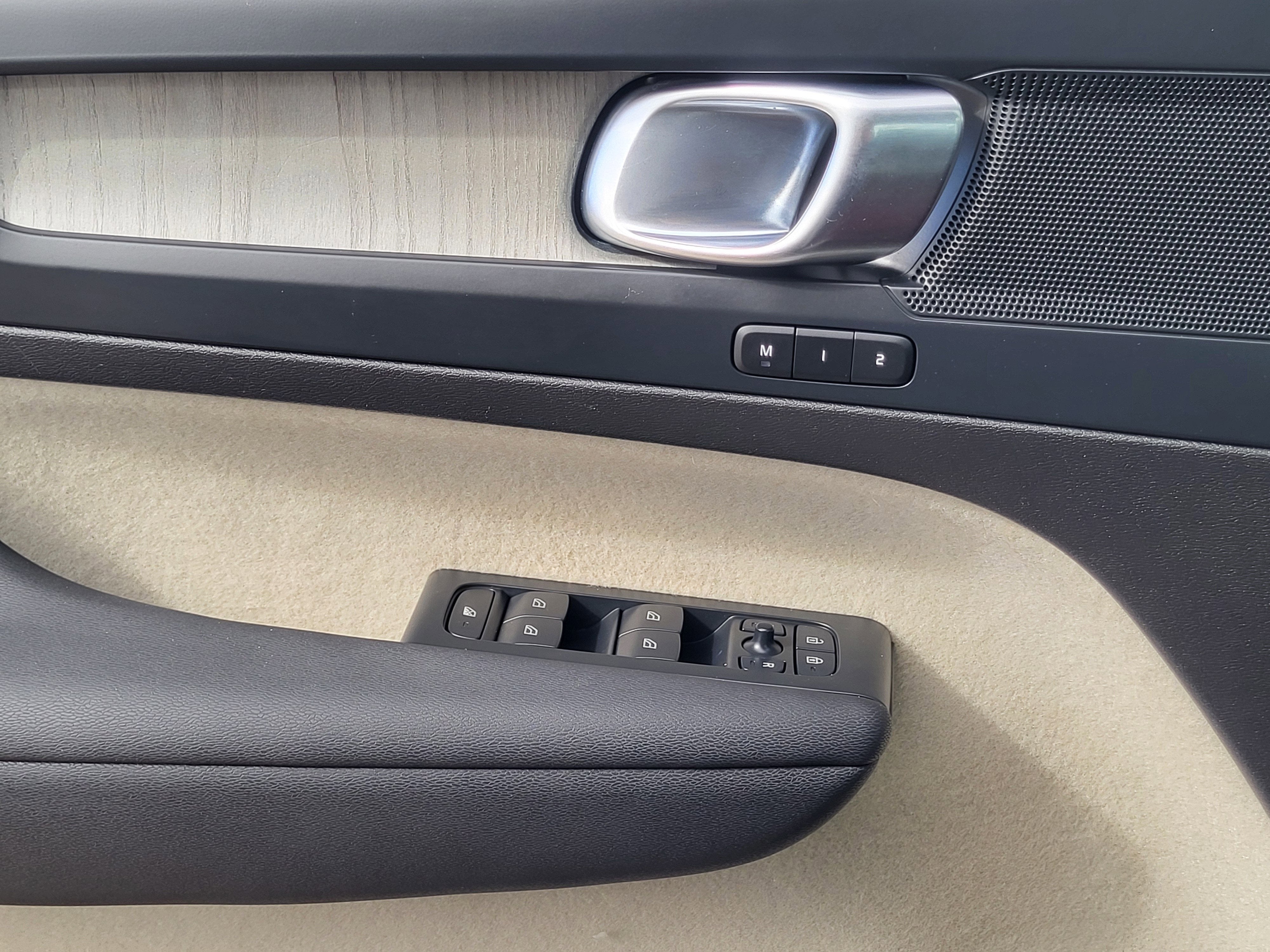 2024 Volvo XC40 B5 Plus Dark Theme