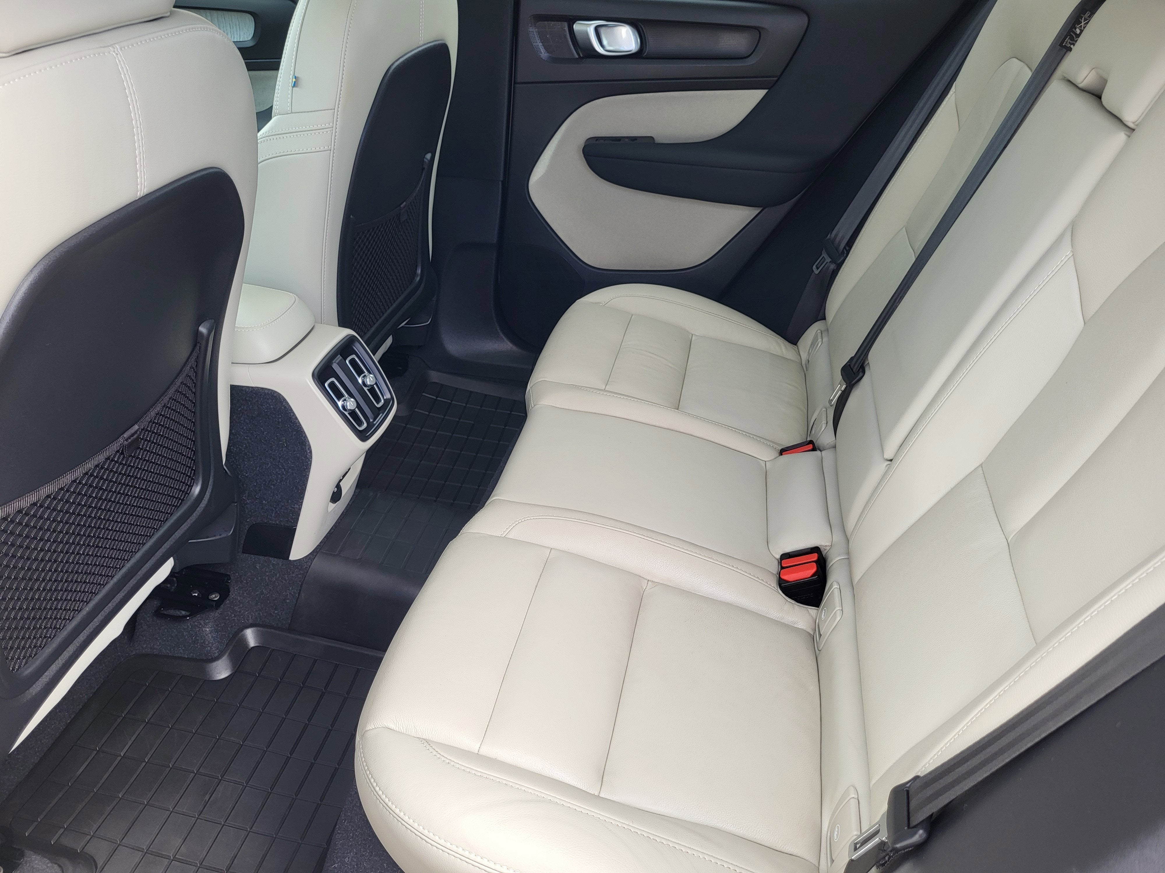 2024 Volvo XC40 B5 Plus Dark Theme