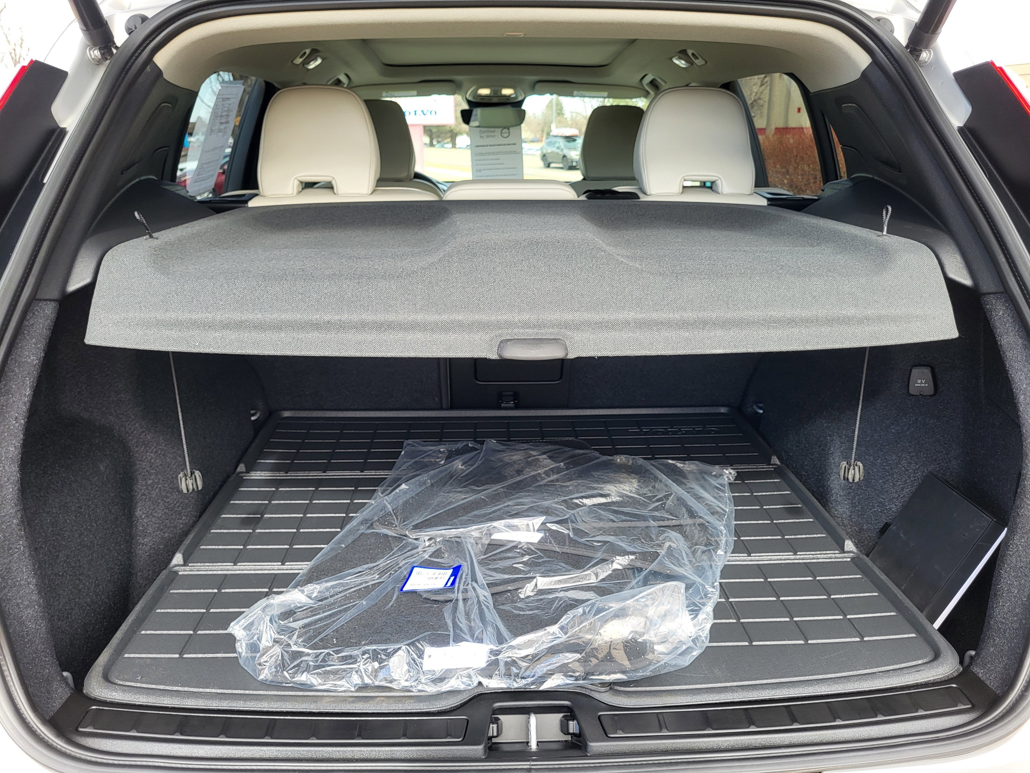 2024 Volvo XC40 B5 Plus Dark Theme