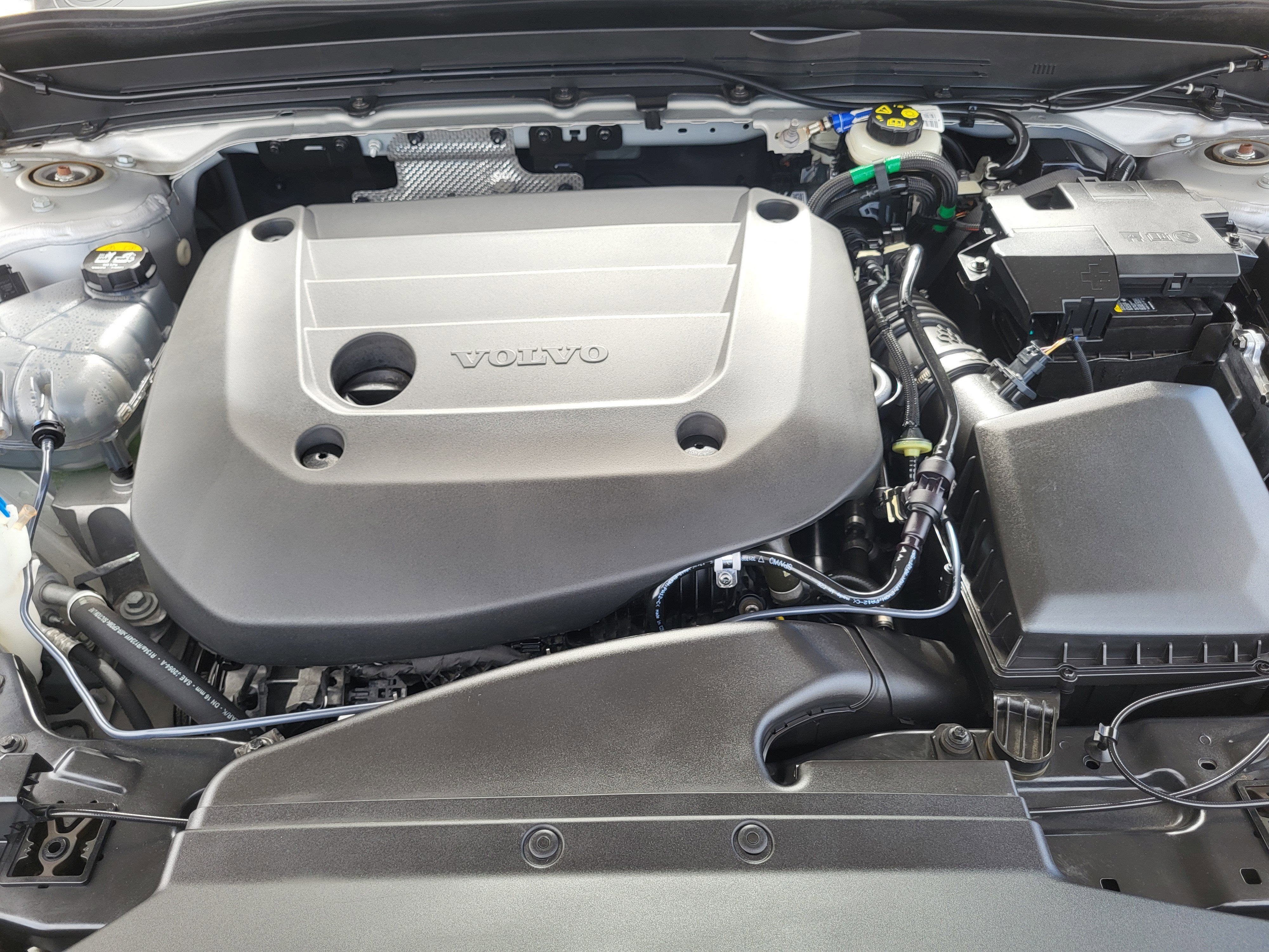 2024 Volvo XC40 B5 Plus Dark Theme