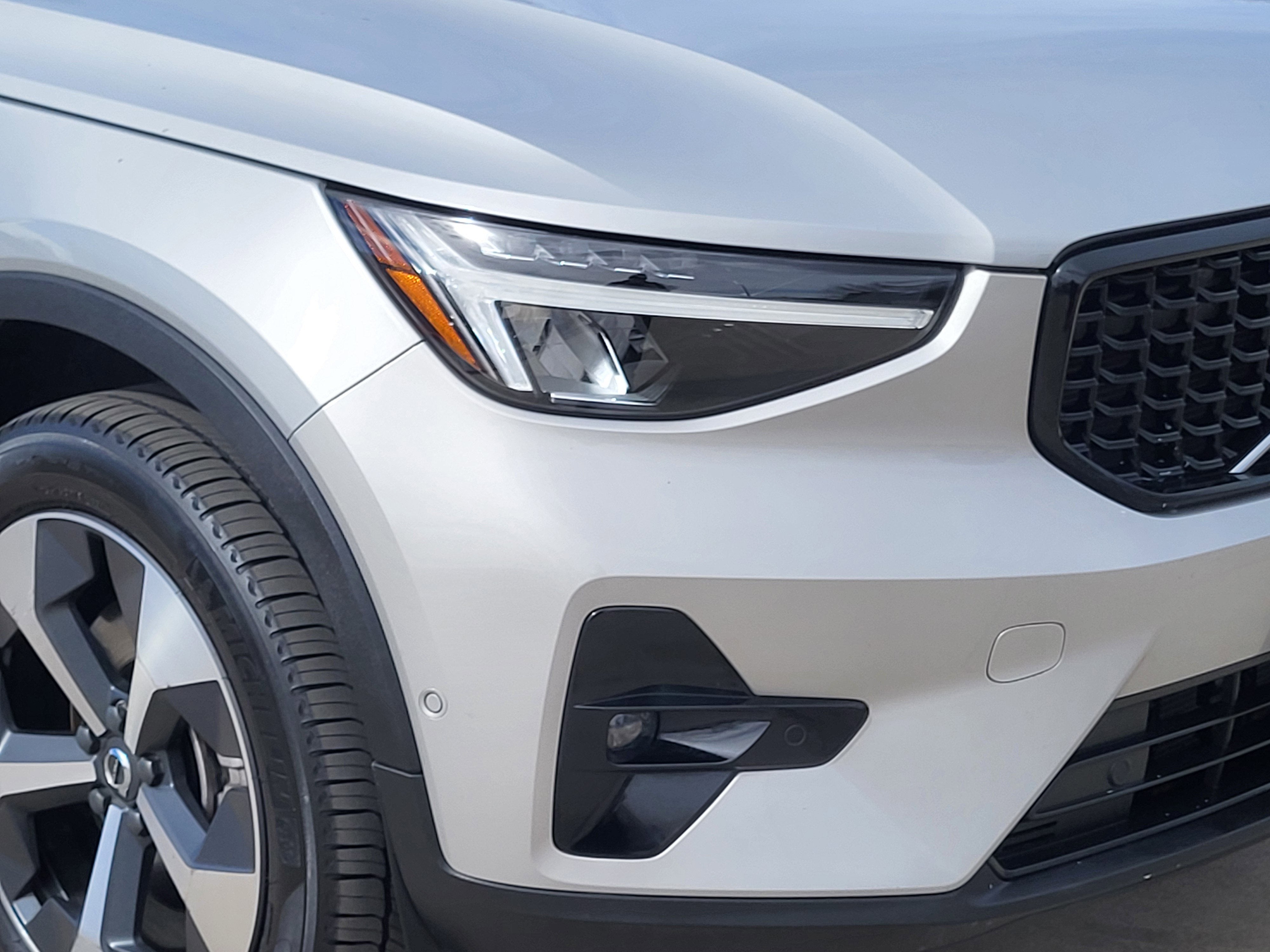 2024 Volvo XC40 B5 Plus Dark Theme