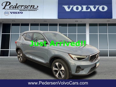 2023 Volvo XC40 B5 Plus Bright Theme