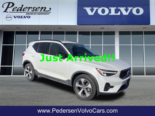 2023 Volvo XC40 B5 Plus Dark Theme