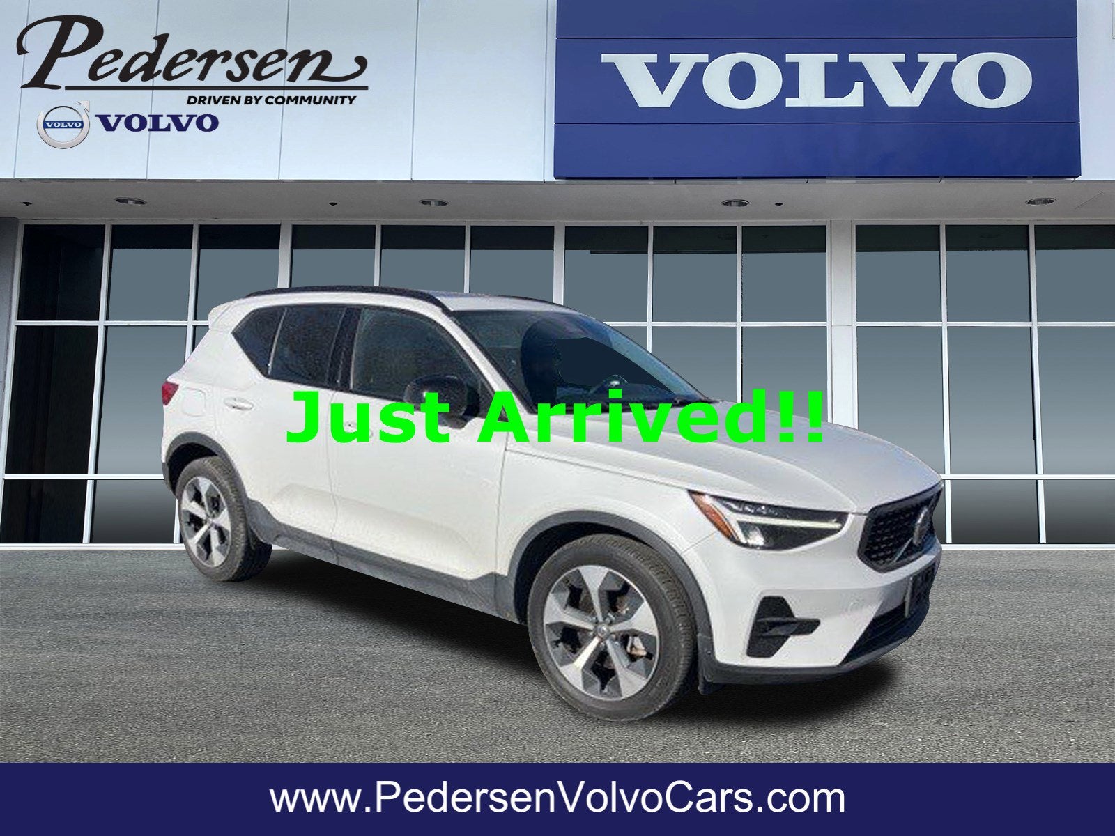 2023 Volvo XC40 B5 Plus Dark Theme