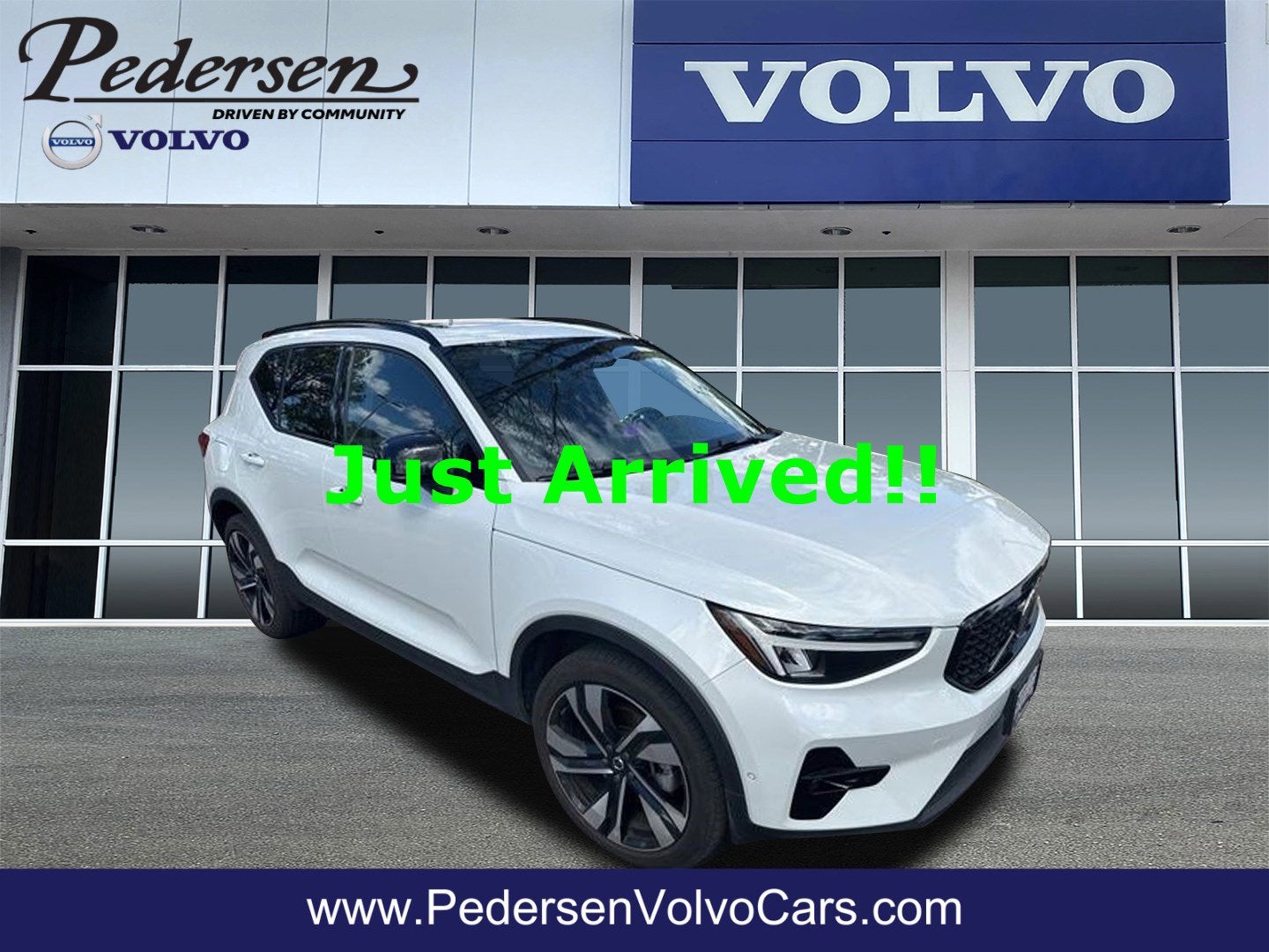 2023 Volvo XC40 B5 Plus Dark Theme