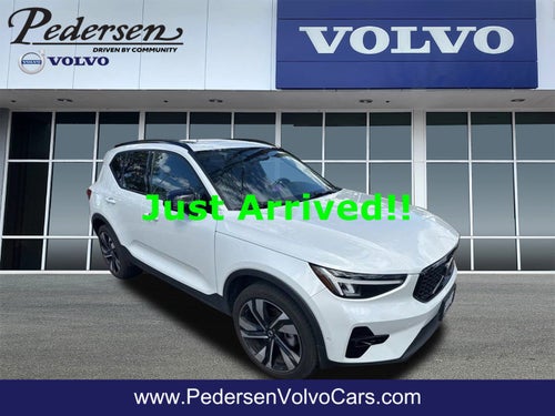 2023 Volvo XC40 B5 Plus Dark Theme