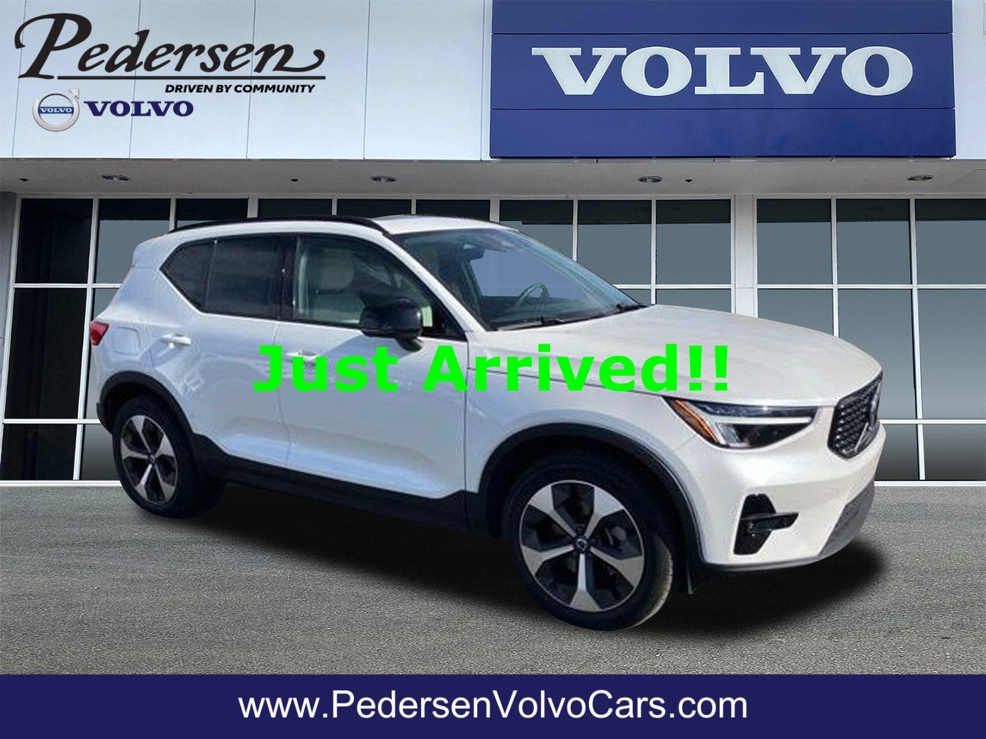2023 Volvo XC40 B5 Plus Dark Theme