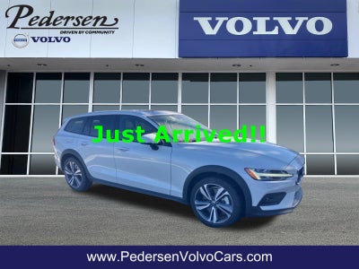 2025 Volvo V60 Cross Country B5 Plus