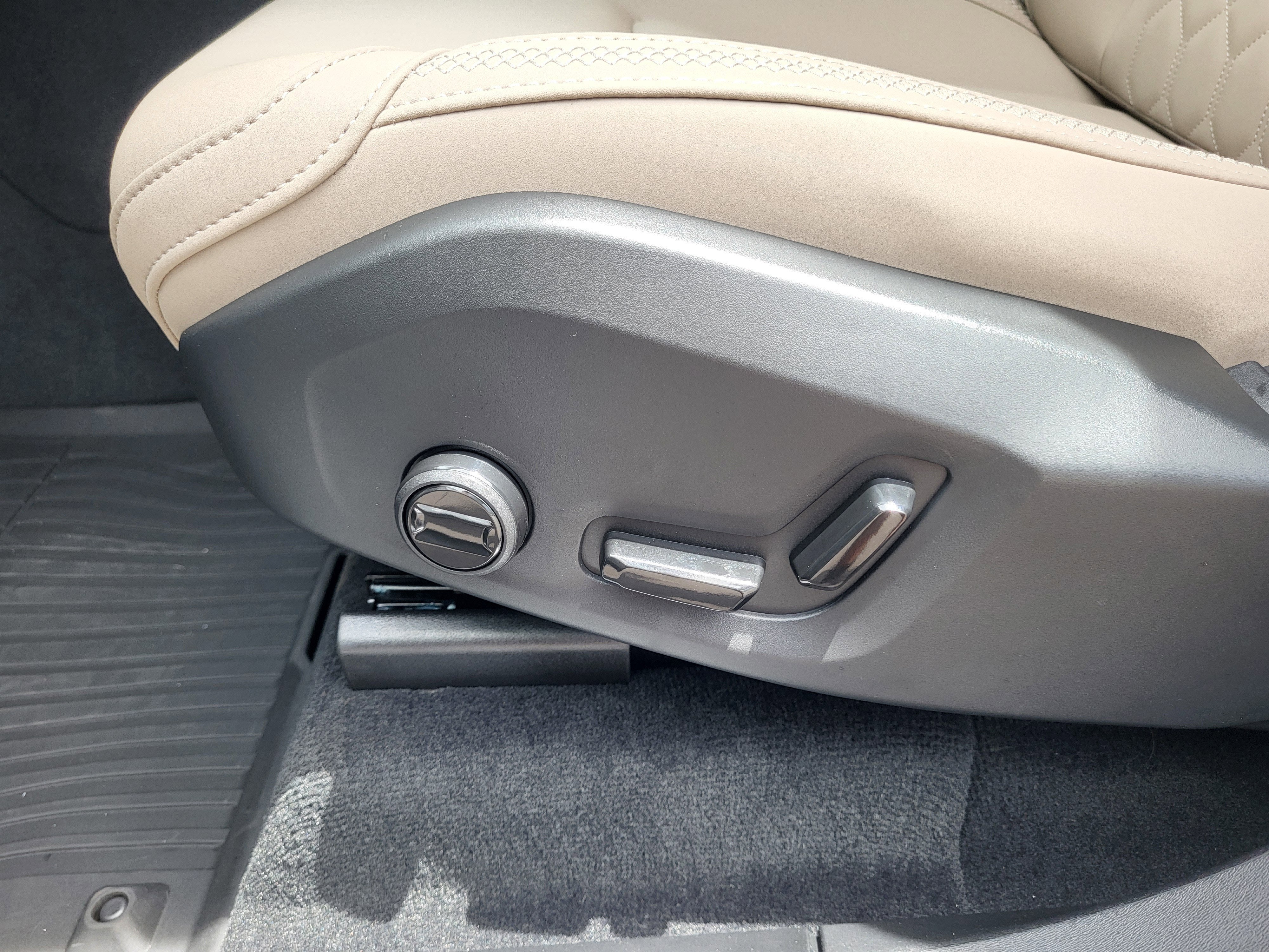 2026 Volvo XC90 B5 Plus