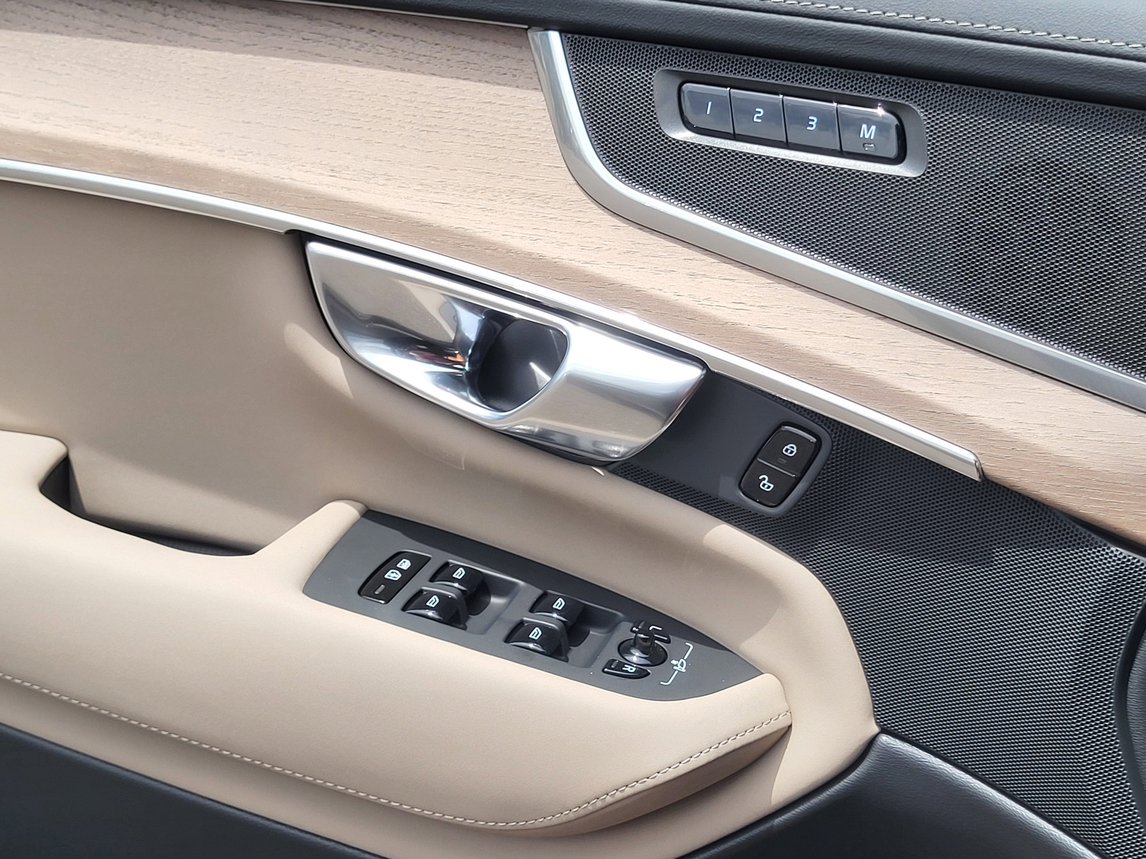 2026 Volvo XC90 B5 Plus